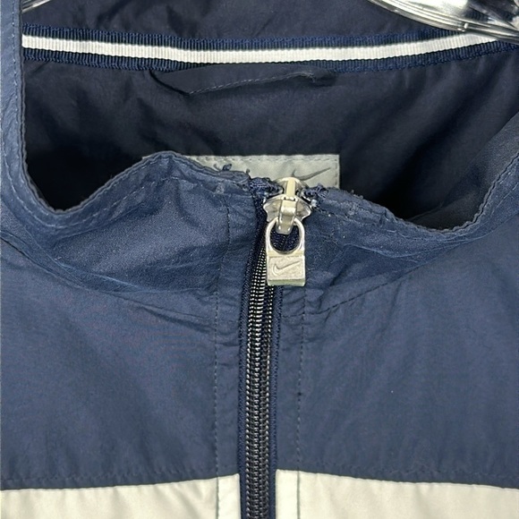 NIKE Men's Size Large Blue White Striped Windbreaker Jacket - Picture 3 of 9
